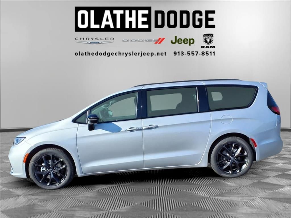 2026 Chrysler Pacifica Limited photo 16