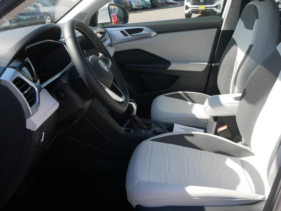 2025 Volkswagen Taos SE photo 4