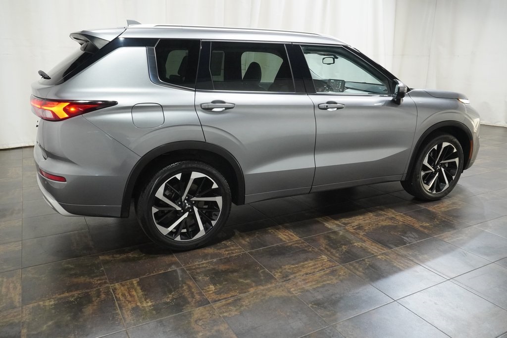 2024 Mitsubishi Outlander SEL photo 3