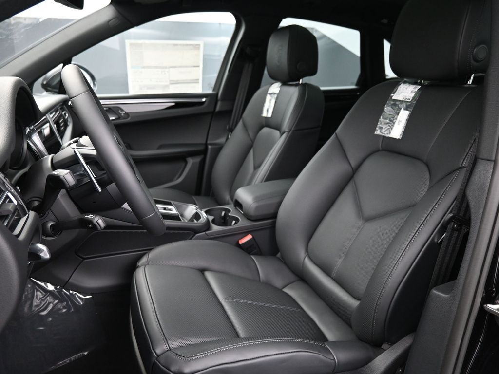 2025 Porsche Macan T photo 4