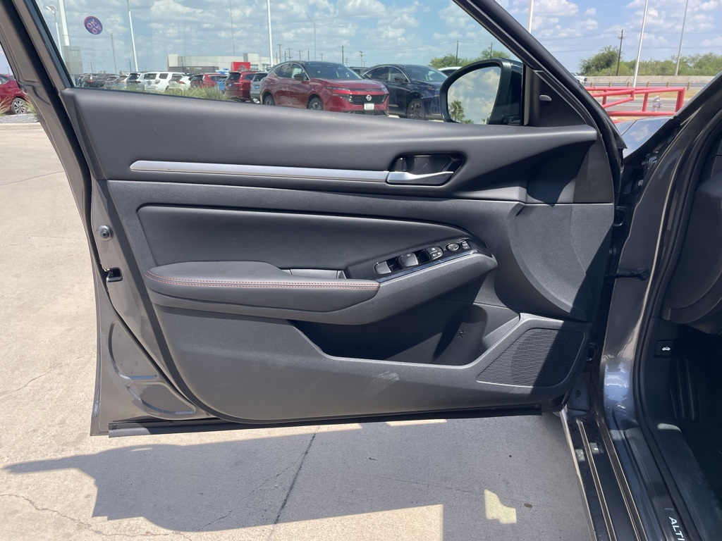 2025 Nissan Altima SR photo 13