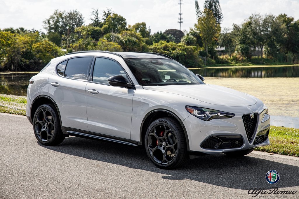 2025 Alfa Romeo Stelvio Base's photo