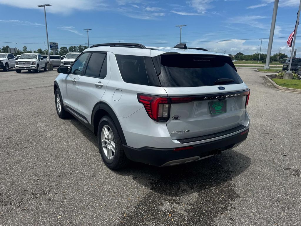 2025 Ford Explorer photo 2