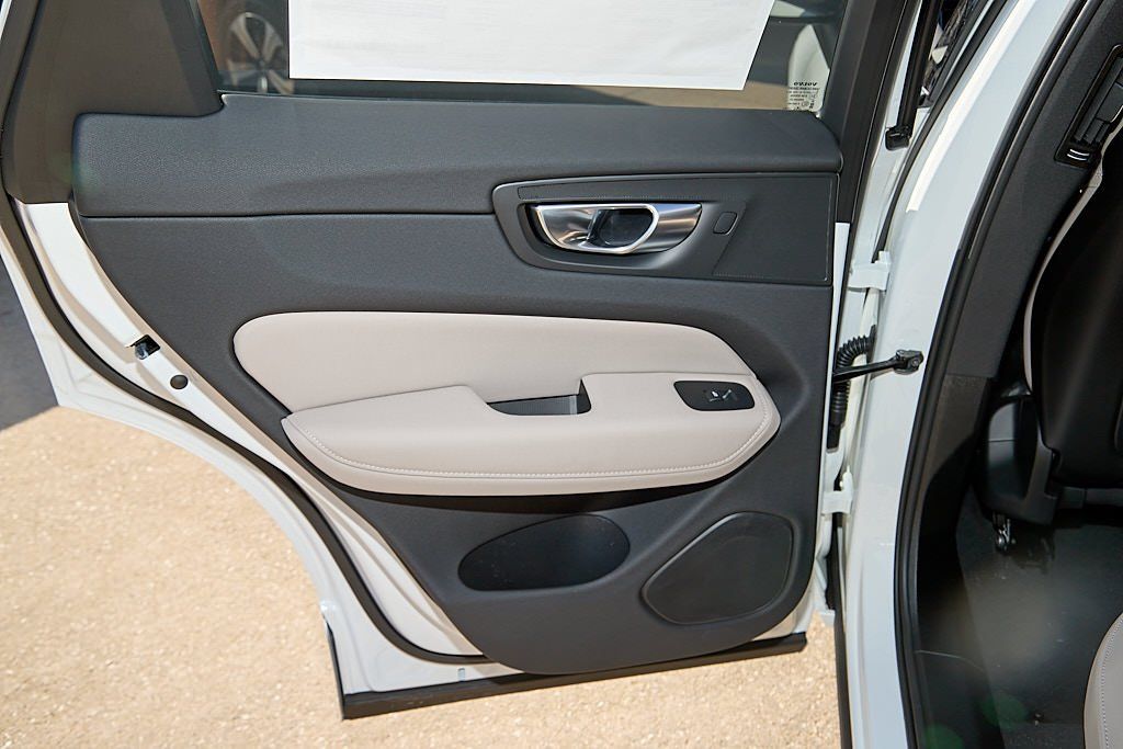 2026 VOLVO XC60 - Image 16