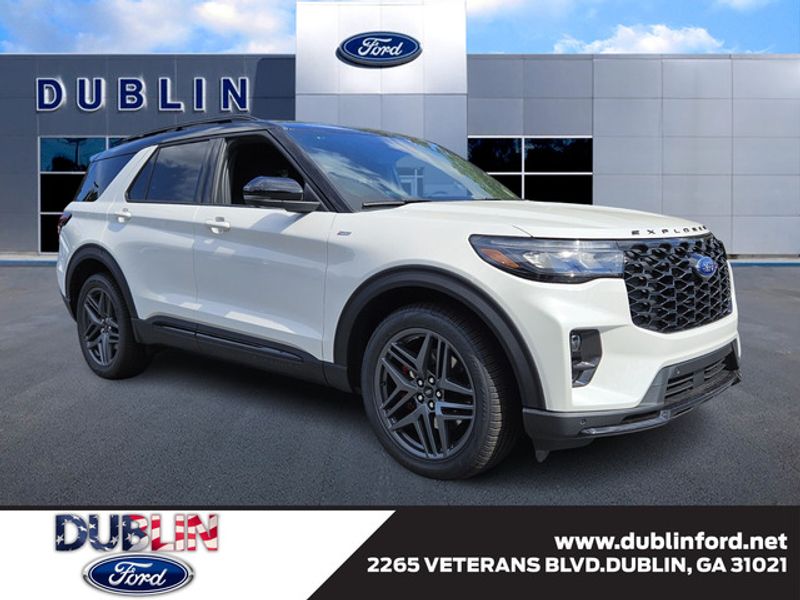 2025 Ford Explorer ST-LINE's photo