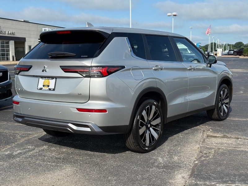 2025 Mitsubishi Outlander SE S-AWC photo 3