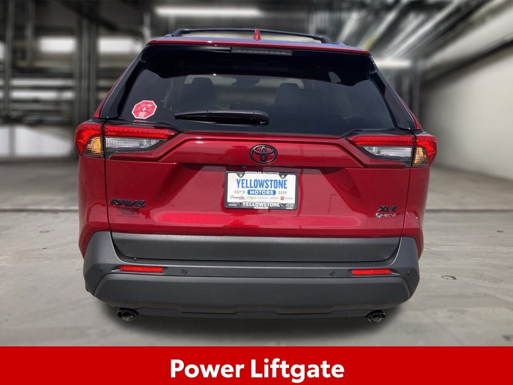 2025 Toyota RAV4 XLE photo 6