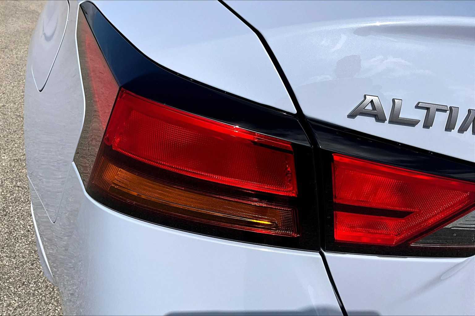 2025 Nissan Altima SR photo 11