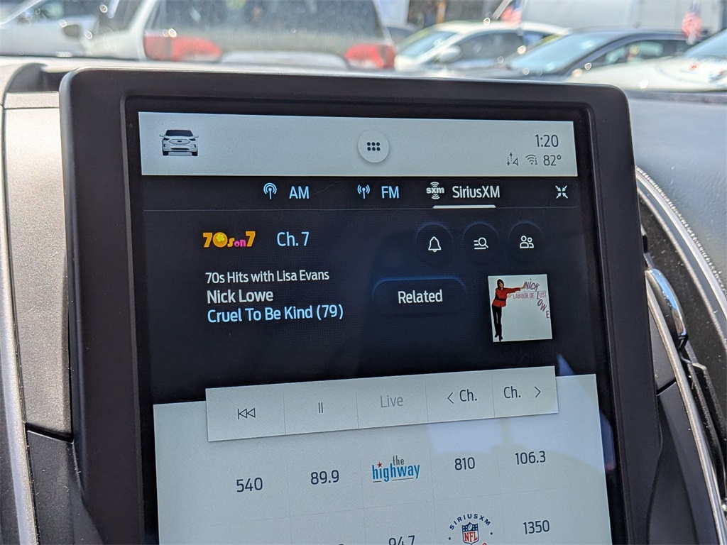 2022 Ford Edge SEL photo 16