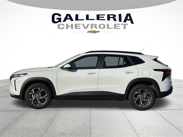 2025 Chevrolet Trax LT photo 2