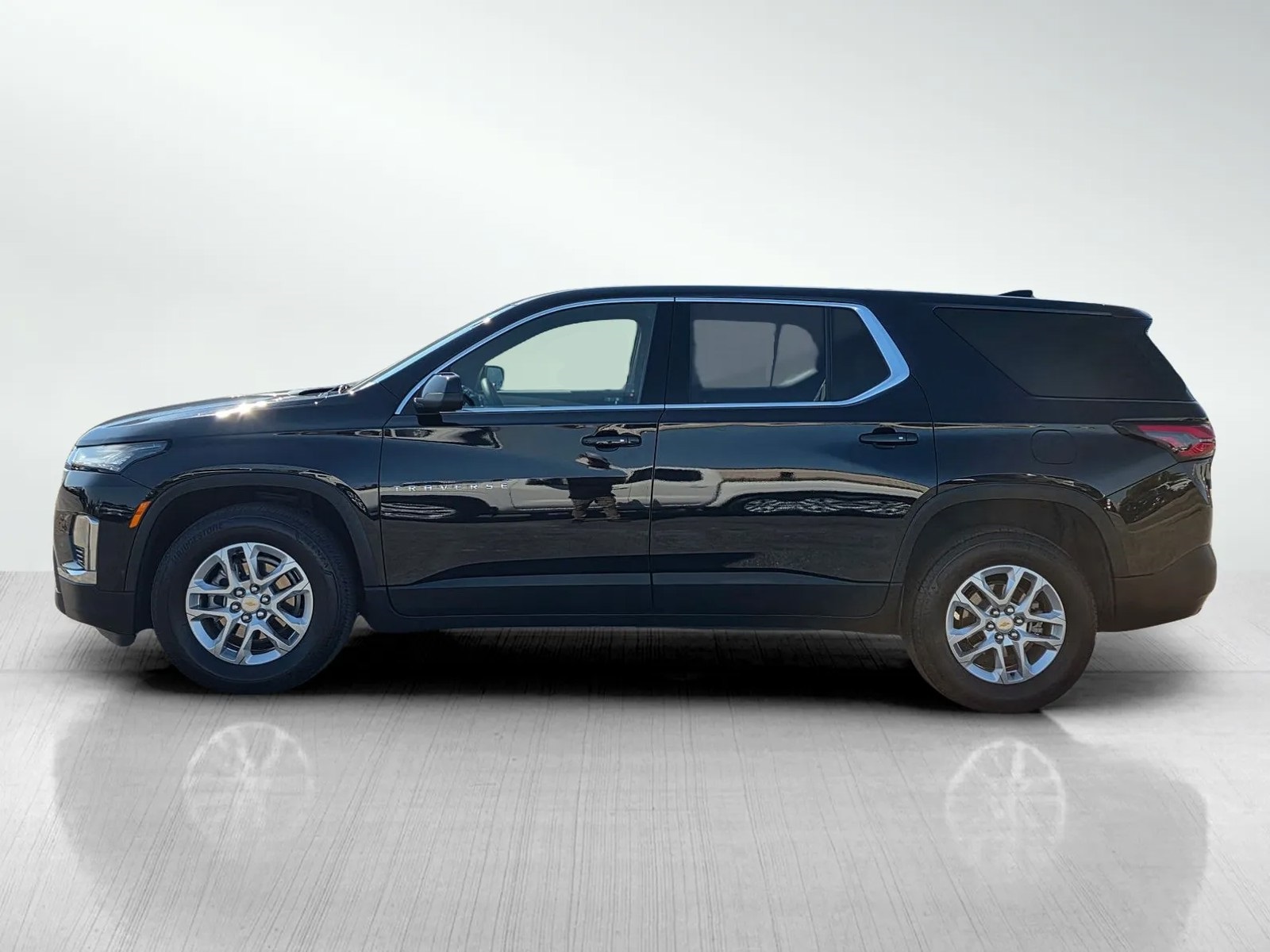 2023 Chevrolet Traverse LS photo 4