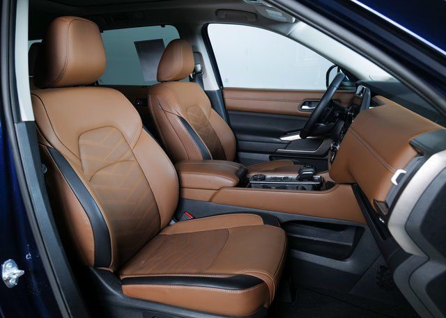 2023 Nissan Pathfinder Platinum photo 2