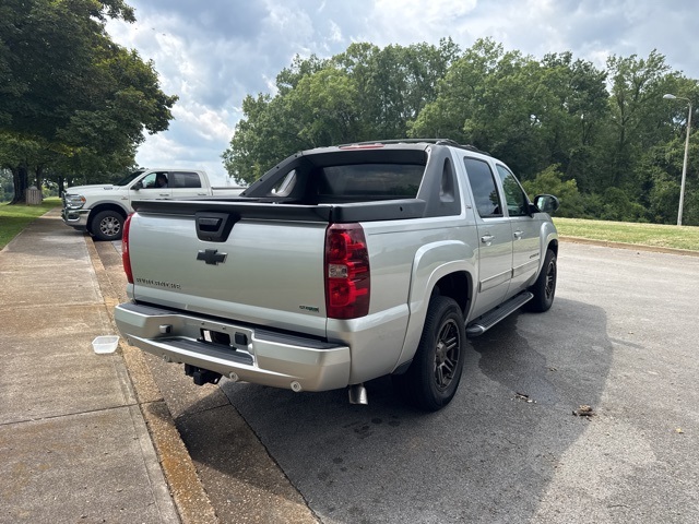 2011 Chevrolet Avalanche LT photo 4