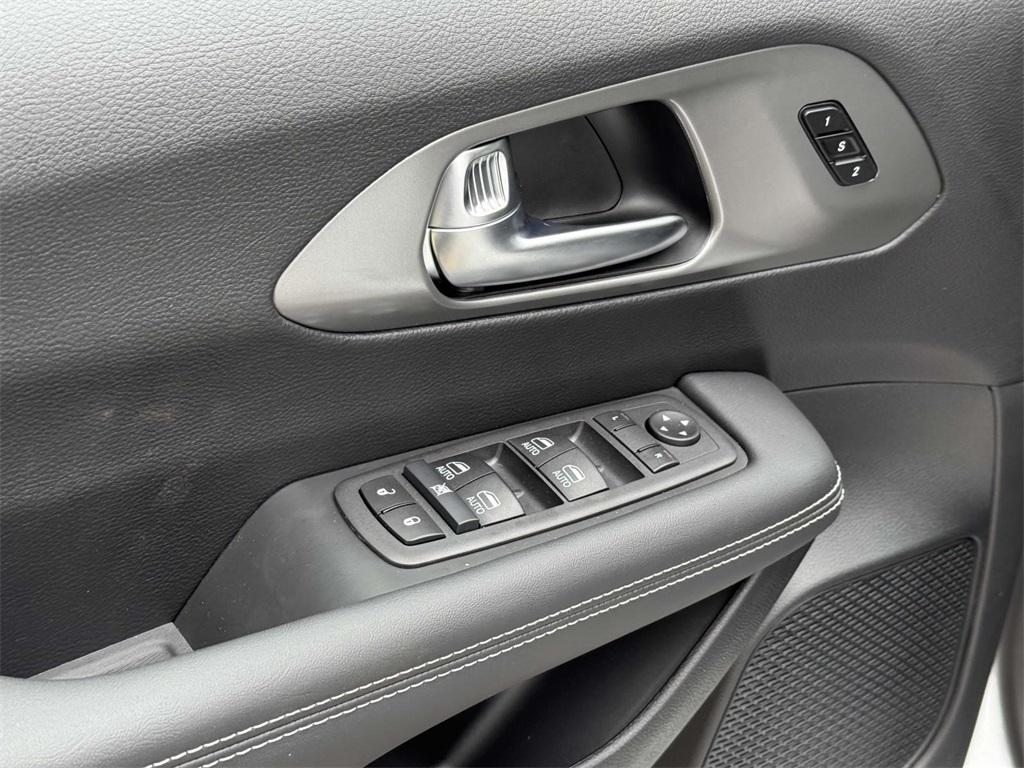 2025 Chrysler Pacifica photo 25