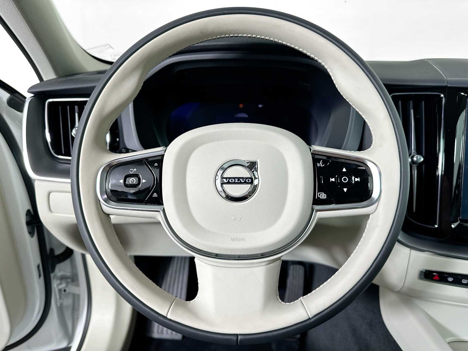 2025 Volvo XC60 T8 Plus photo 9