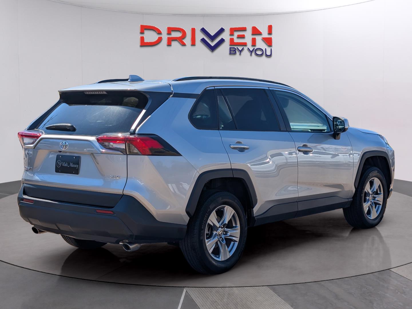 2023 Toyota RAV4 XLE photo 4