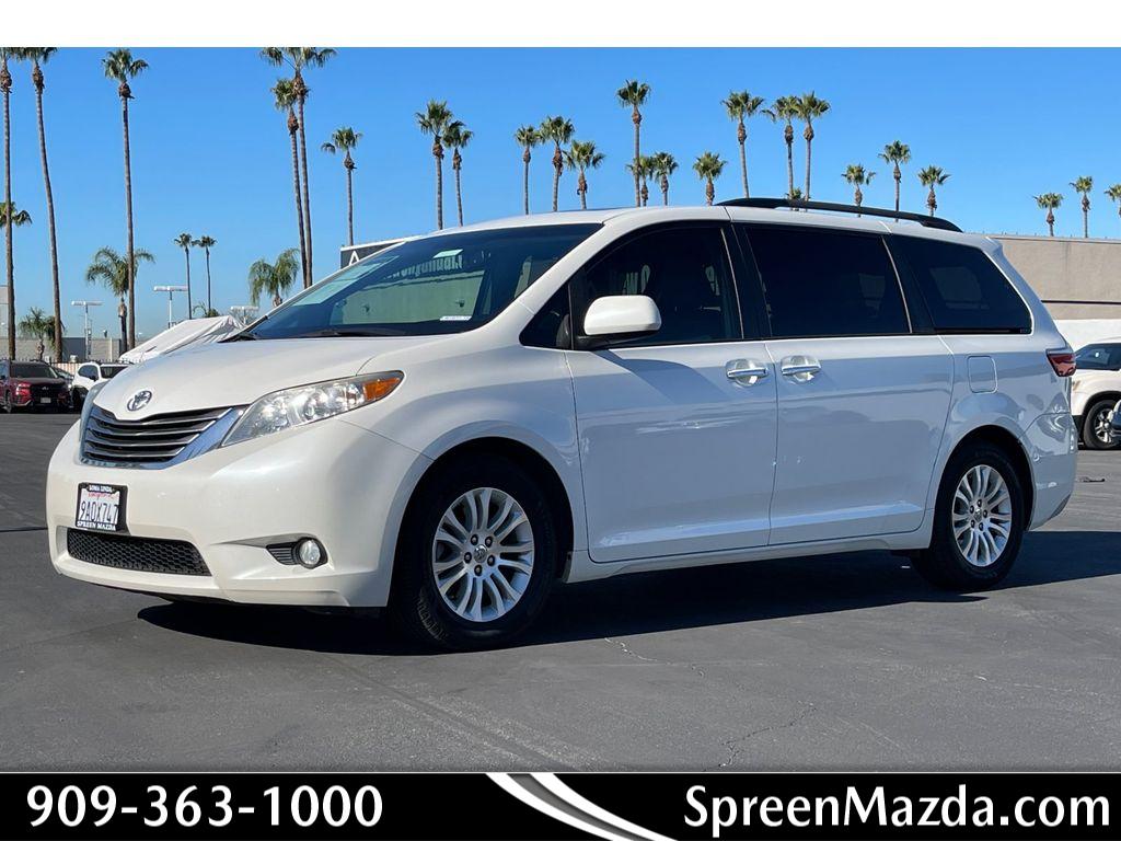 2016 Toyota Sienna XLE's photo