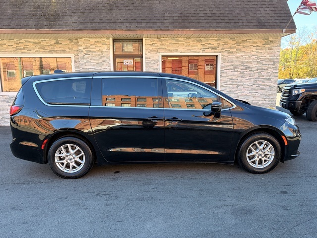 2024 Chrysler Pacifica Touring L photo 4