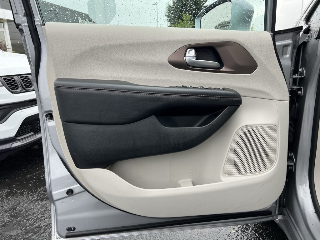 2017 Chrysler Pacifica Touring Plus photo 10