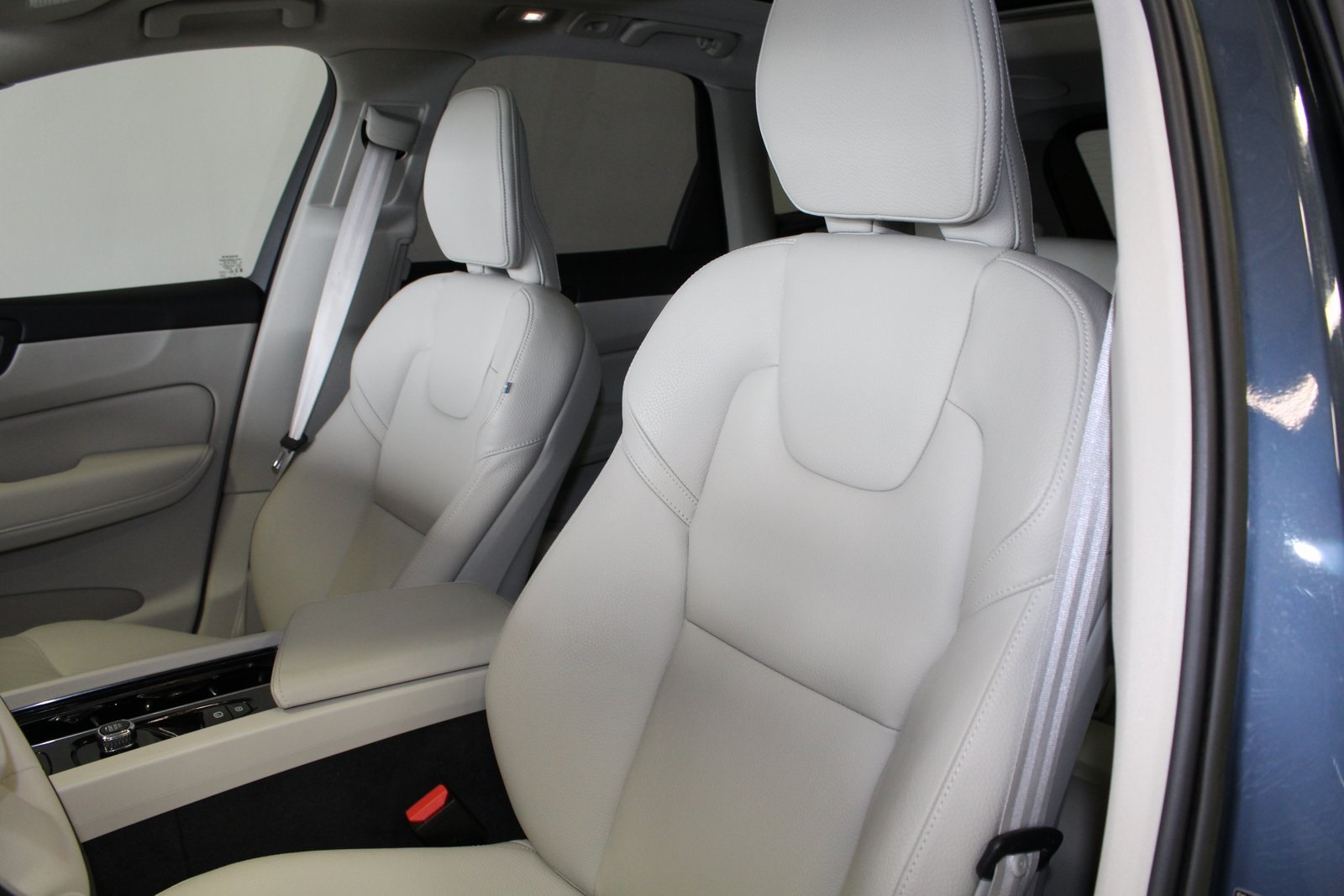 2023 Volvo XC60 B5 Plus photo 4