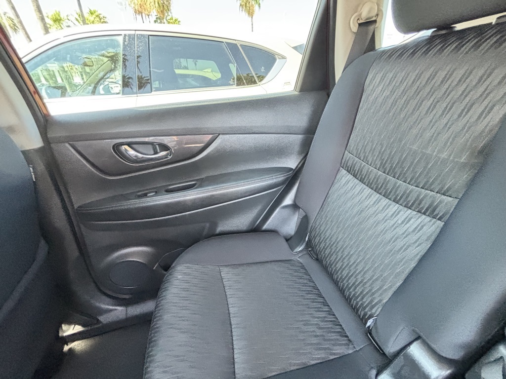 2020 Nissan Rogue SV photo 18