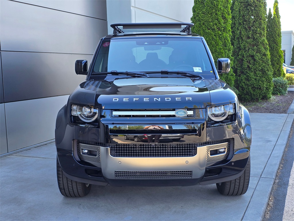 2025 Land Rover Defender 110 photo 2