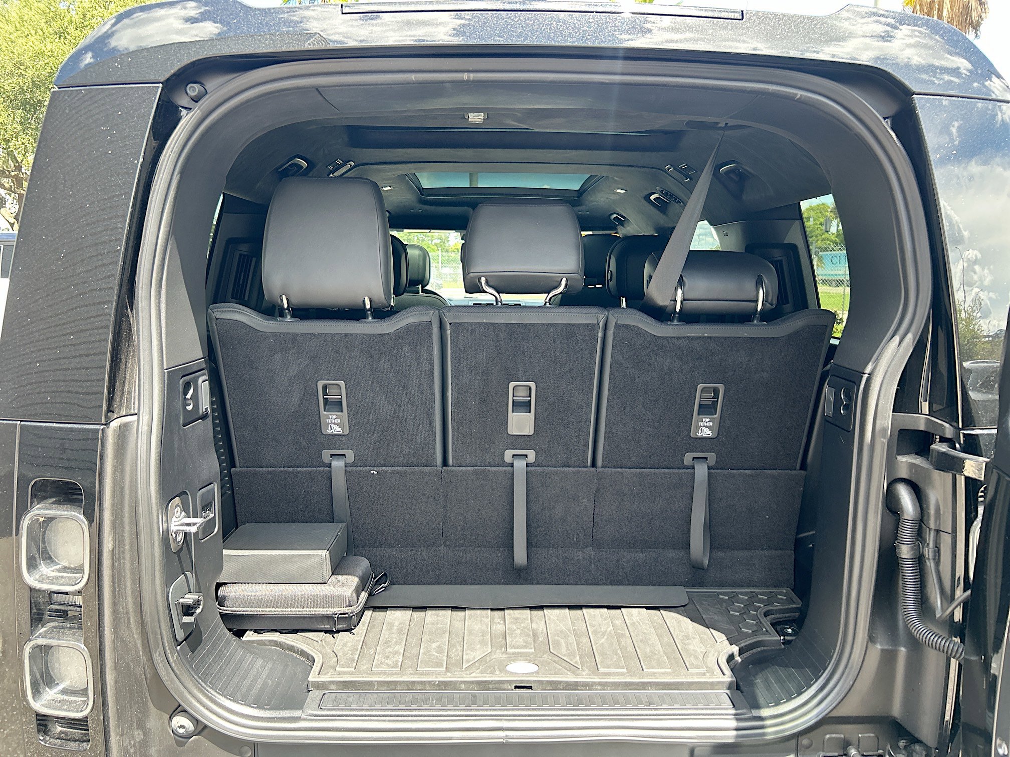2025 Land Rover Defender 130 X photo 3