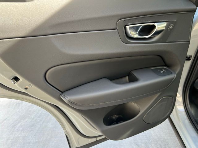 2025 Volvo XC60 B5 Core photo 21