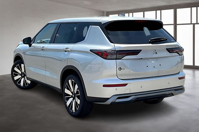 2025 Mitsubishi Outlander SE photo 4