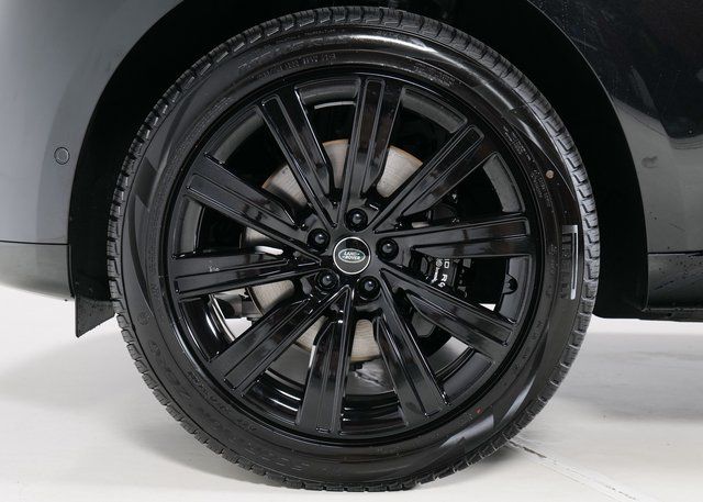 2025 Land Rover Range Rover SE photo 9