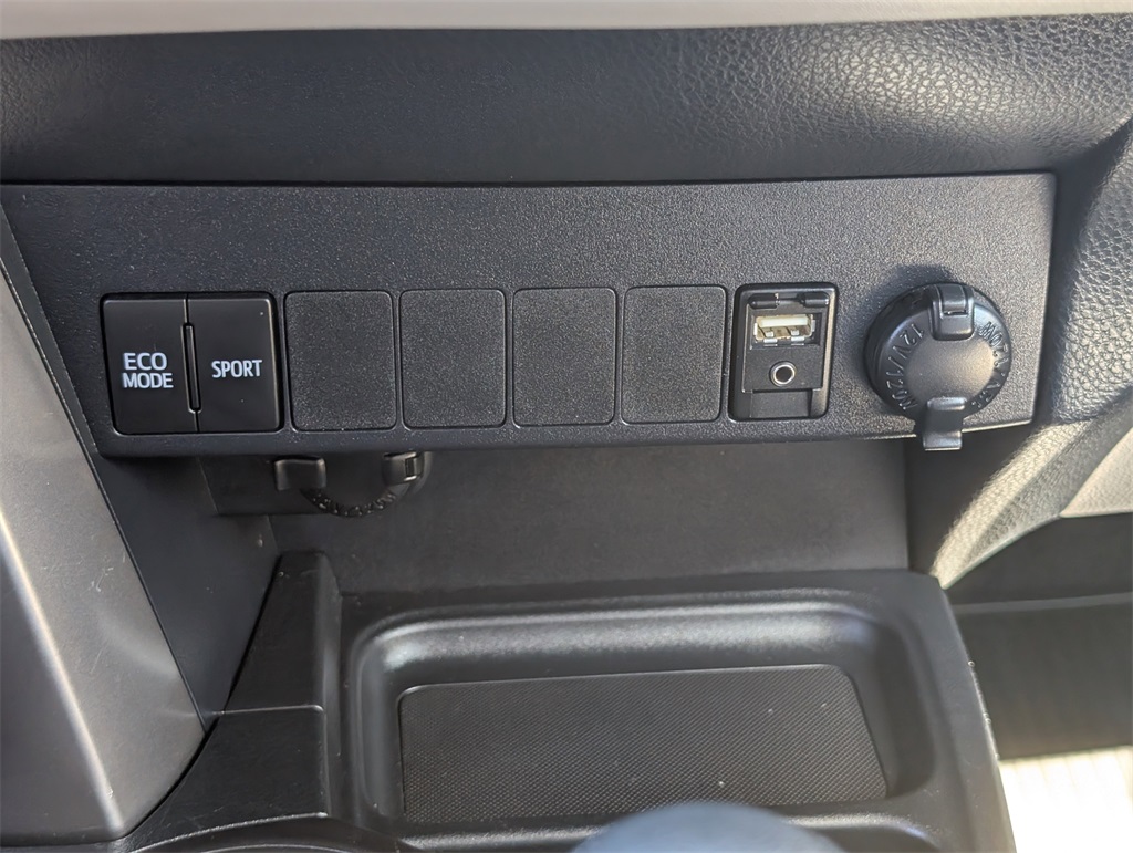 2017 Toyota RAV4 XLE photo 15
