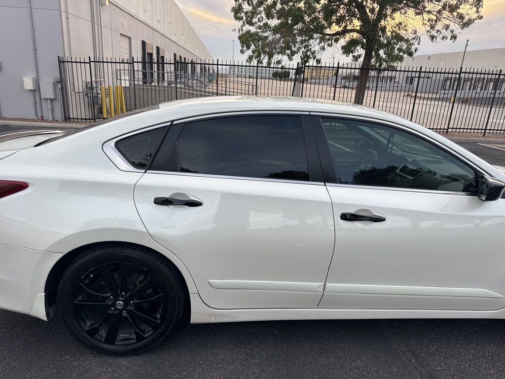 2017 Nissan Altima 2.5 SR photo 3