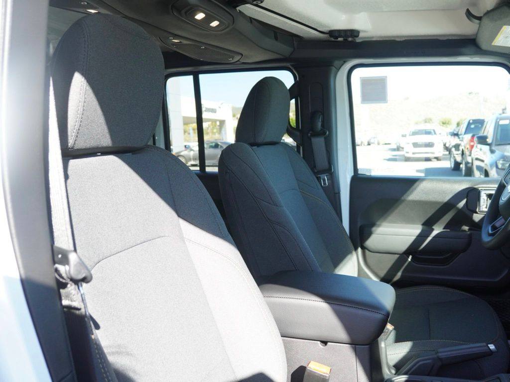 New 2026 Bright White Clear-Coat Exterior Paint Jeep 4-Door Sport S image 23