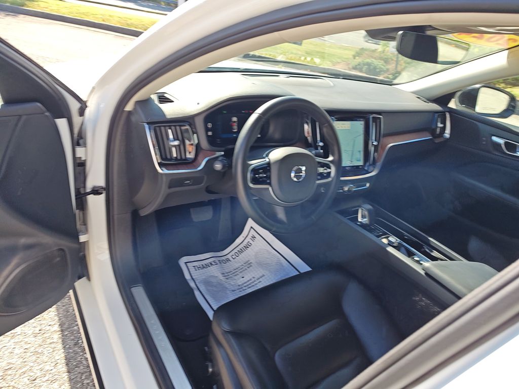 2024 Volvo S60 B5 Plus photo 9