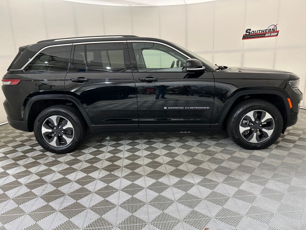 2024 Jeep Cherokee Limited 4xe photo 2
