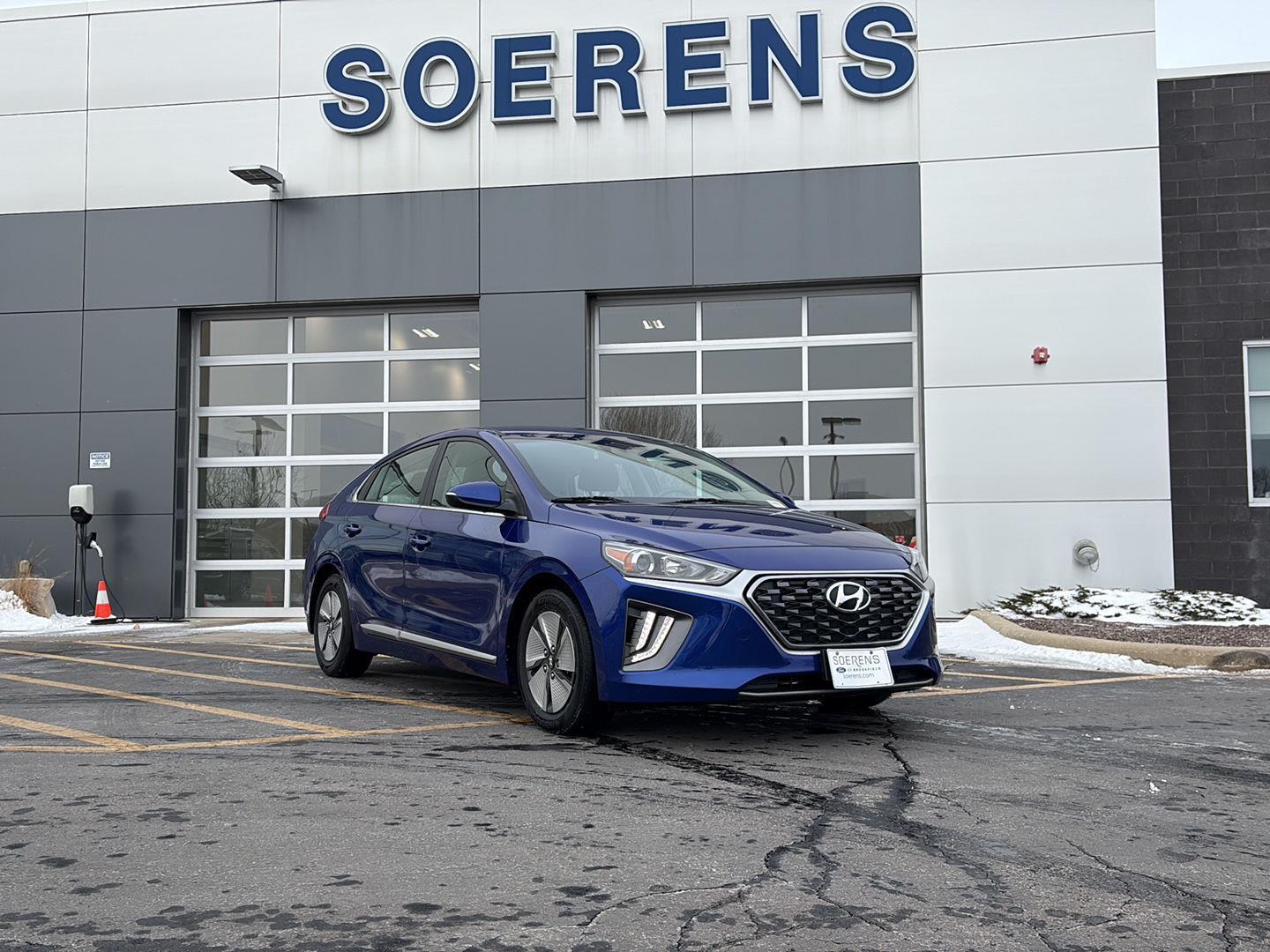2022 Hyundai Ioniq SE's photo