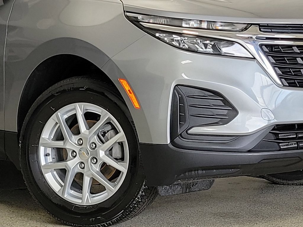 2023 Chevrolet Equinox LS photo 3