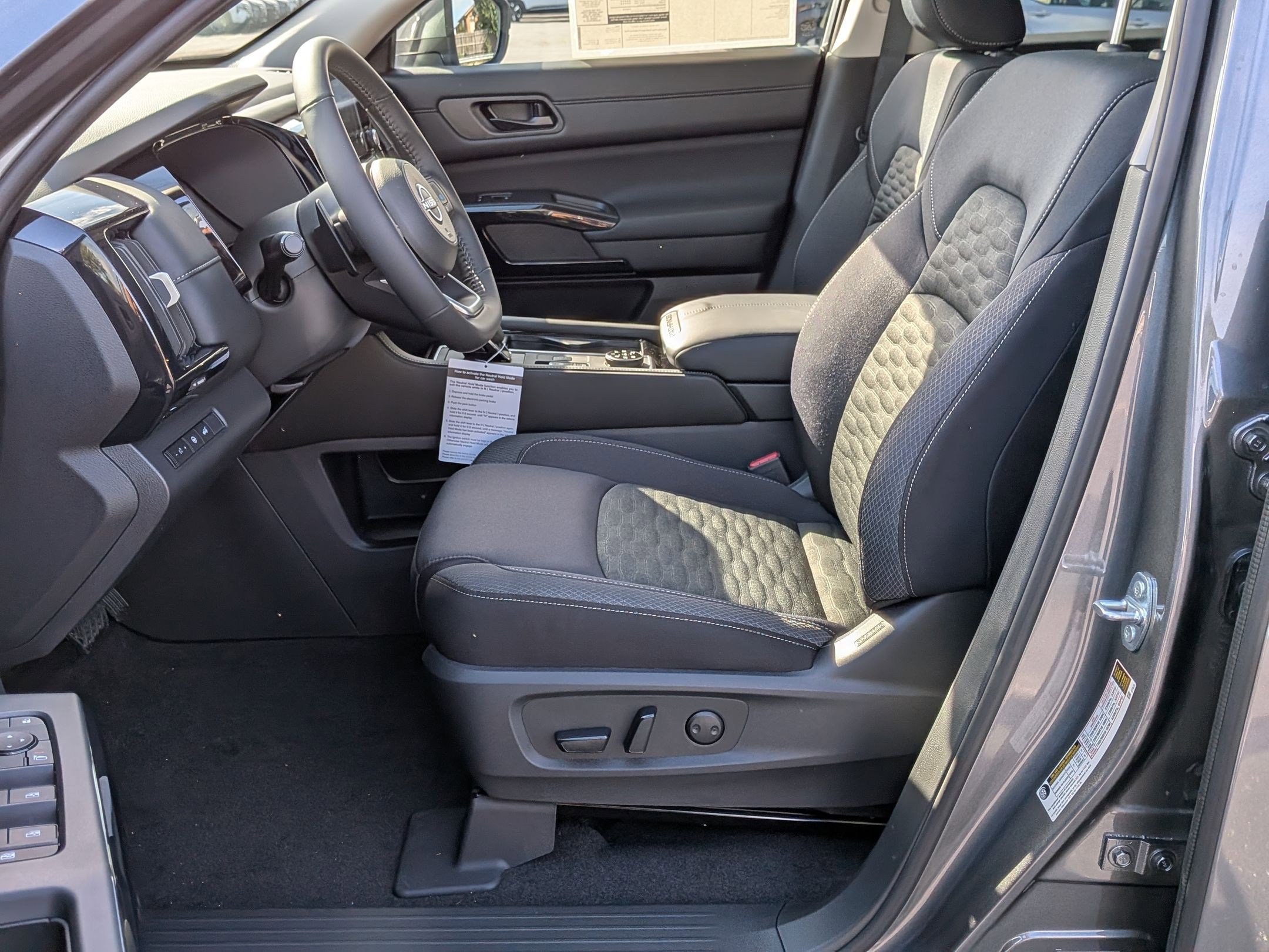 2025 Nissan Pathfinder SV photo 10