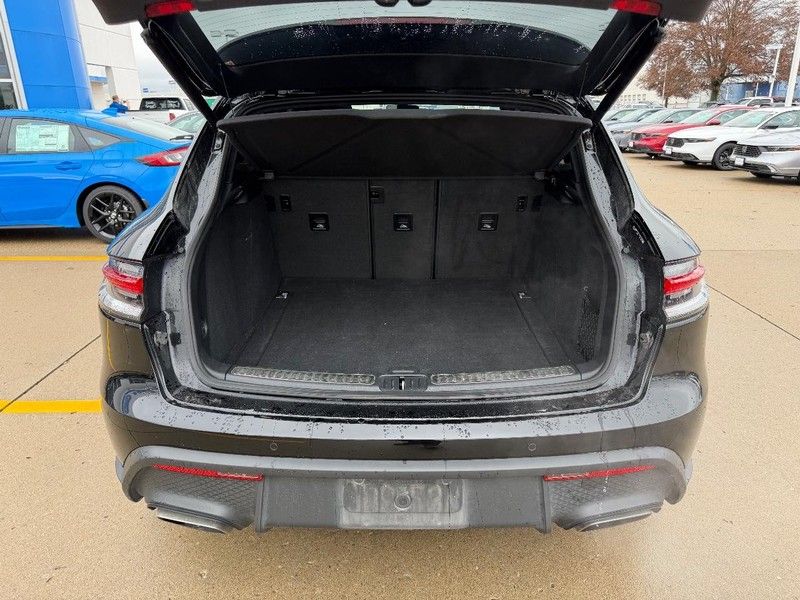 2023 Porsche Macan T photo 3