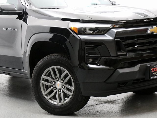 2025 Chevrolet Colorado Work Truck LT photo 3