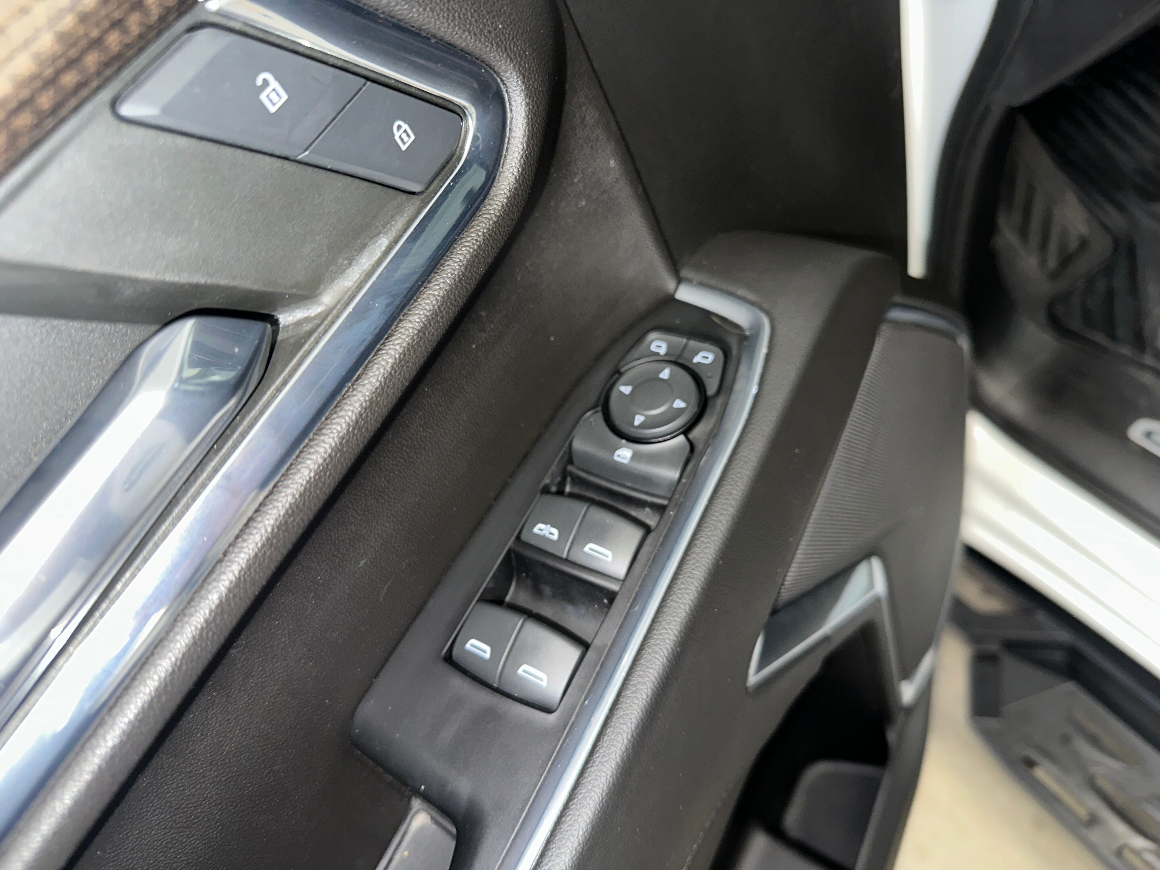 2022 Chevrolet Silverado 1500 LT photo 3