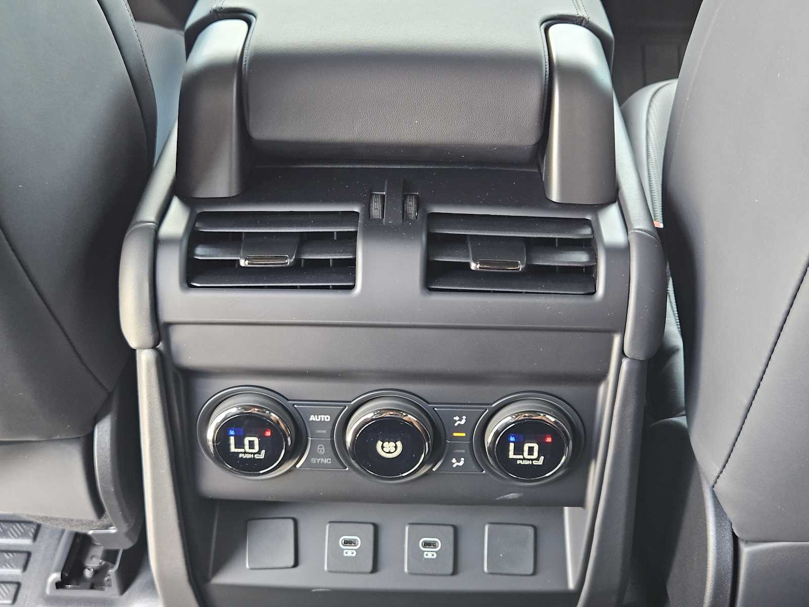 2025 Land Rover Defender 110 photo 24