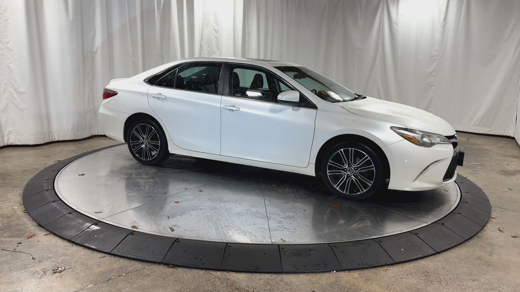 2016 Toyota Camry SE photo 2
