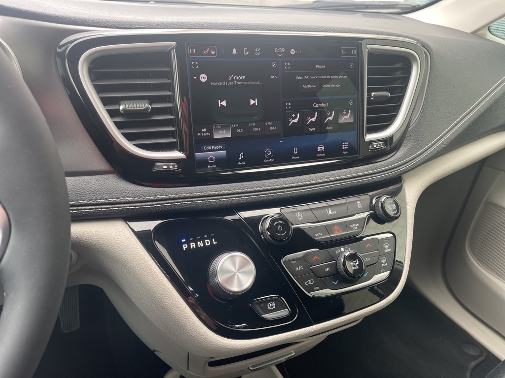 2022 Chrysler Pacifica Touring L photo 9