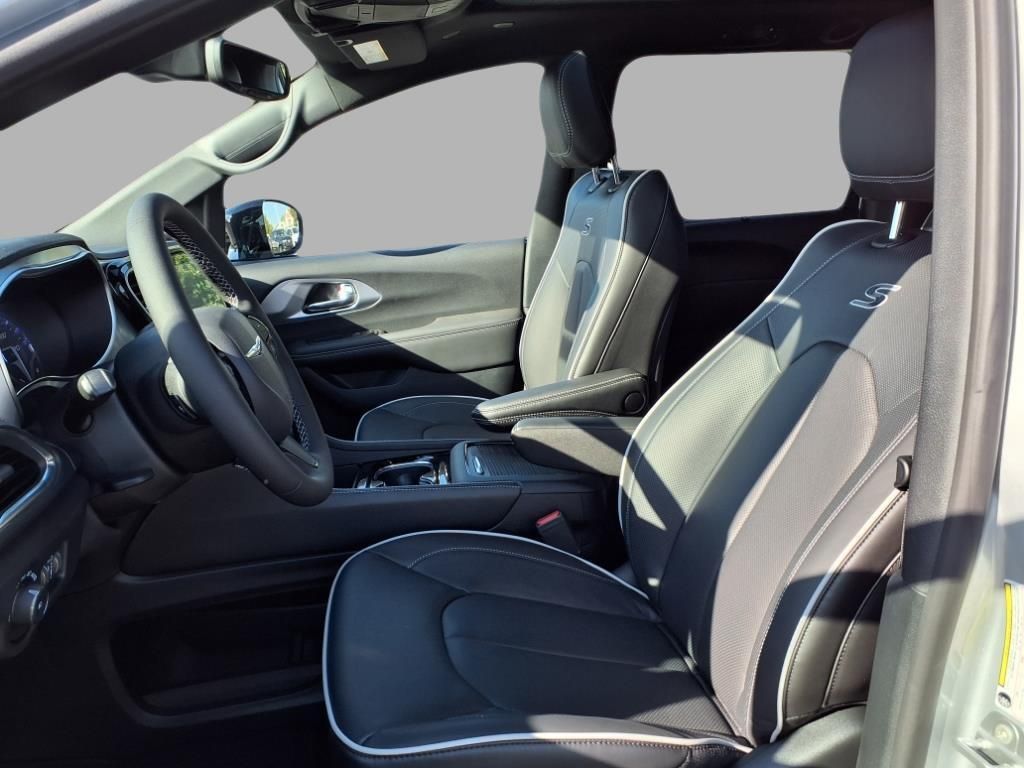 2026 Chrysler Pacifica Limited photo 18