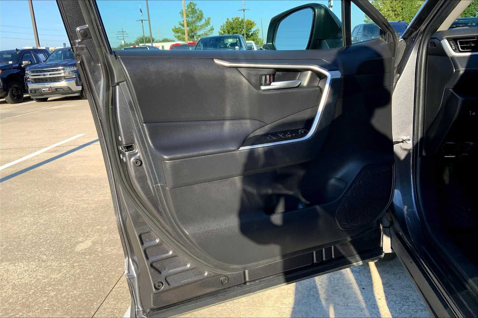 2024 Toyota RAV4 XLE photo 19