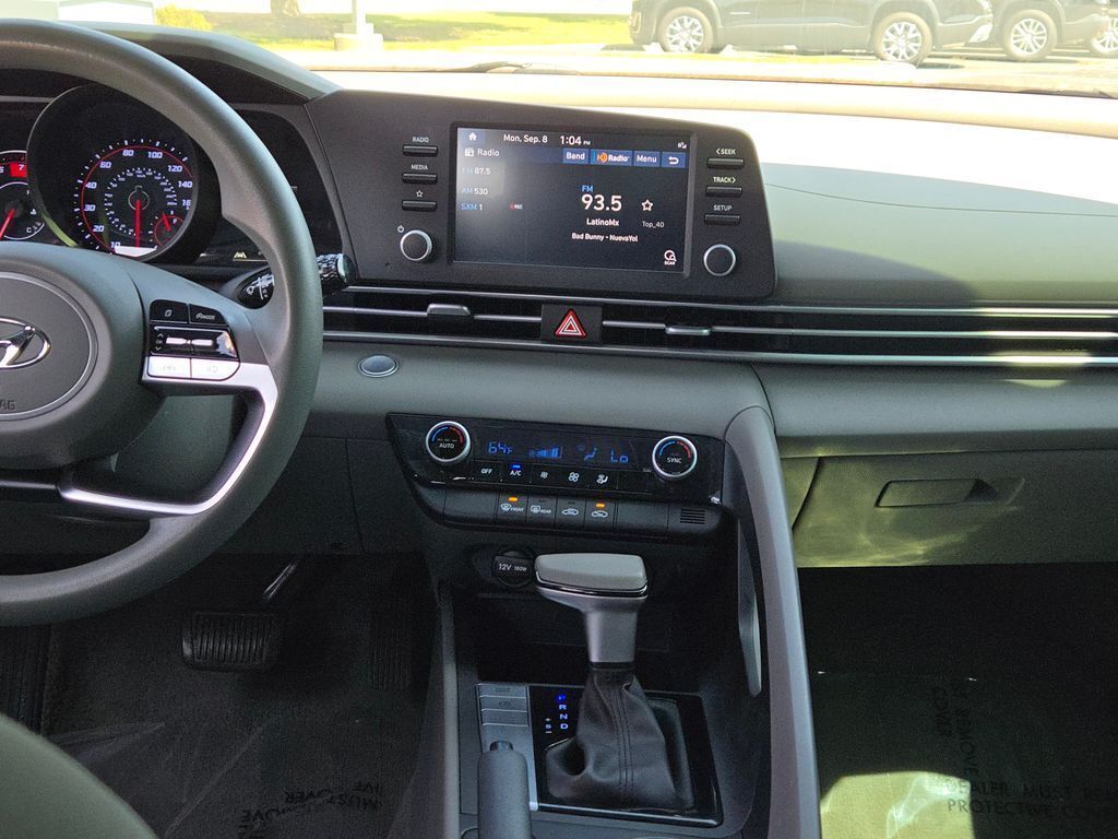 2023 Hyundai Elantra SEL photo 14