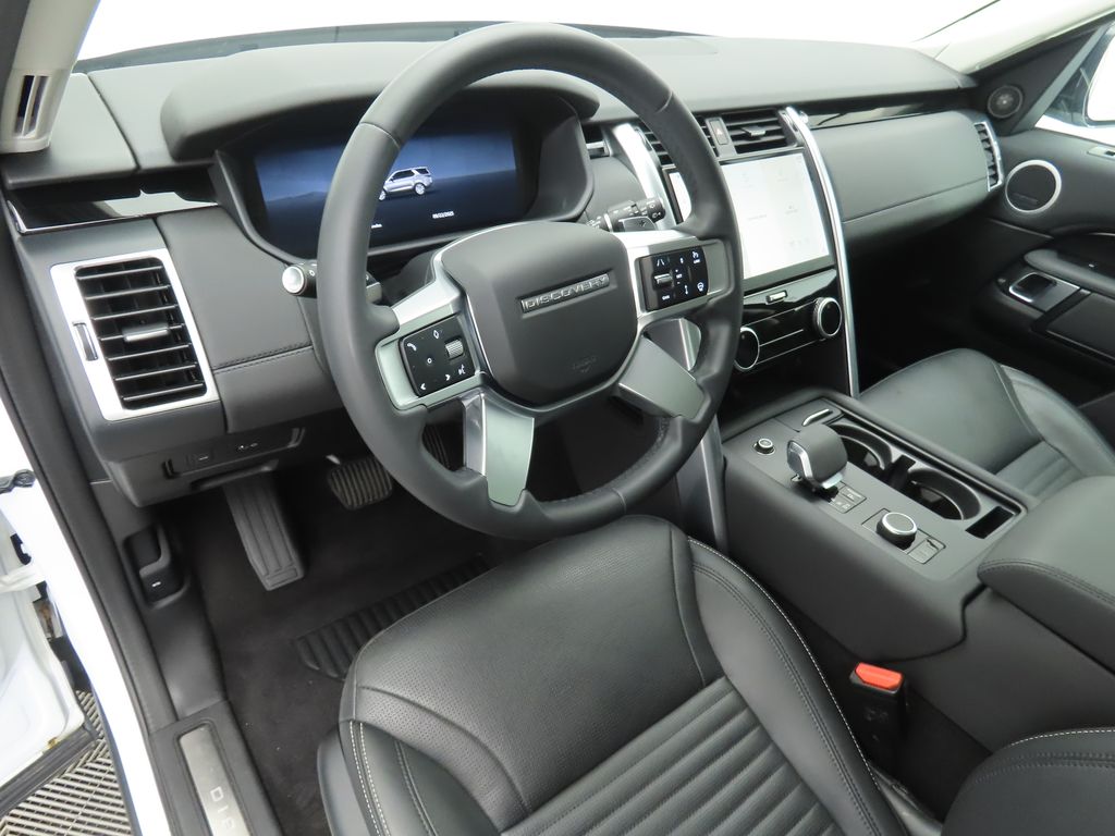 2024 Land Rover Discovery P300 S photo 8