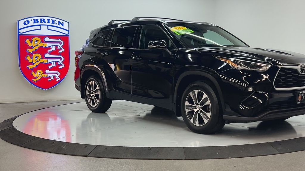 2021 Toyota Highlander XLE photo 3