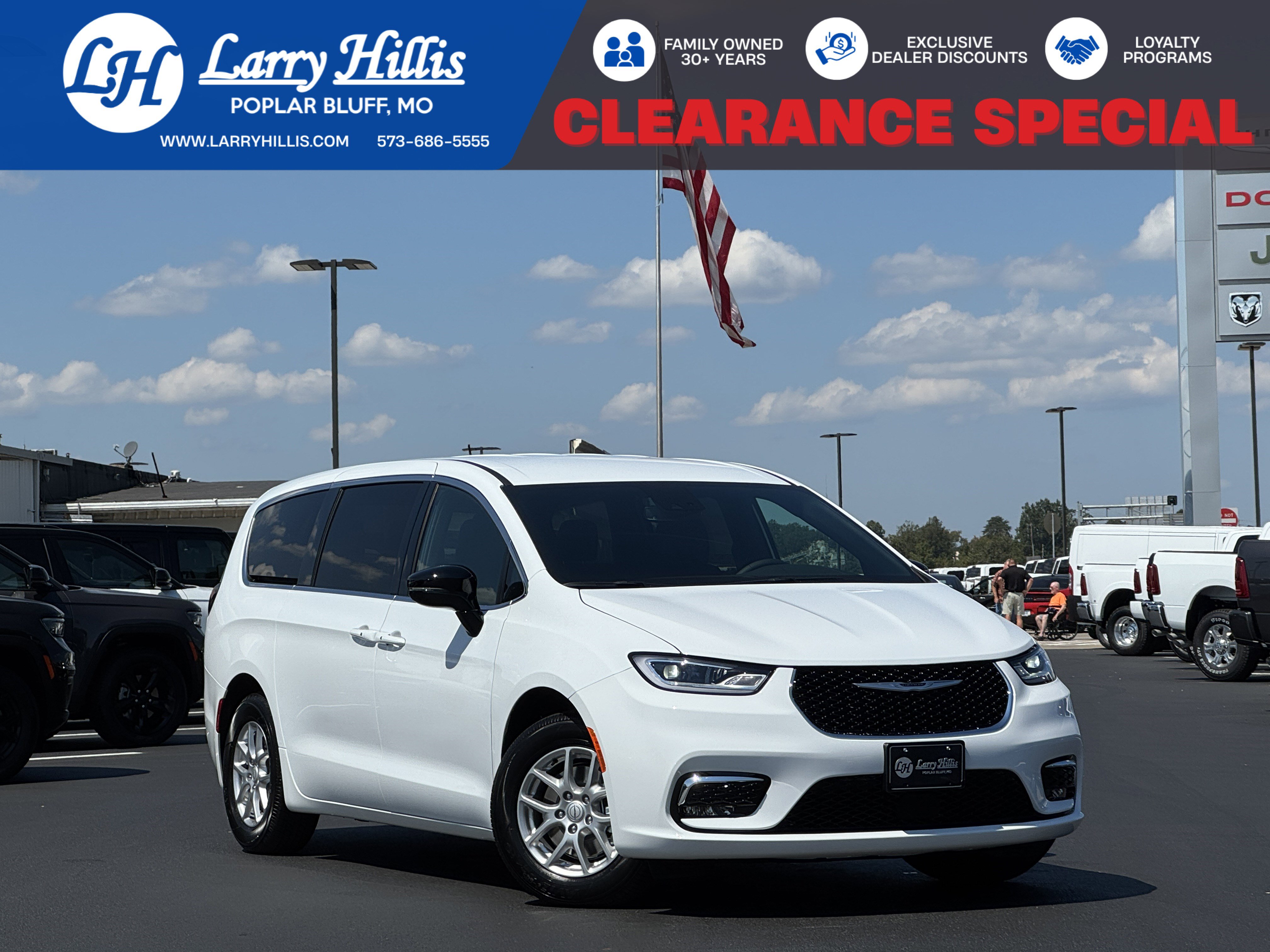 2026 Chrysler Pacifica Select's photo